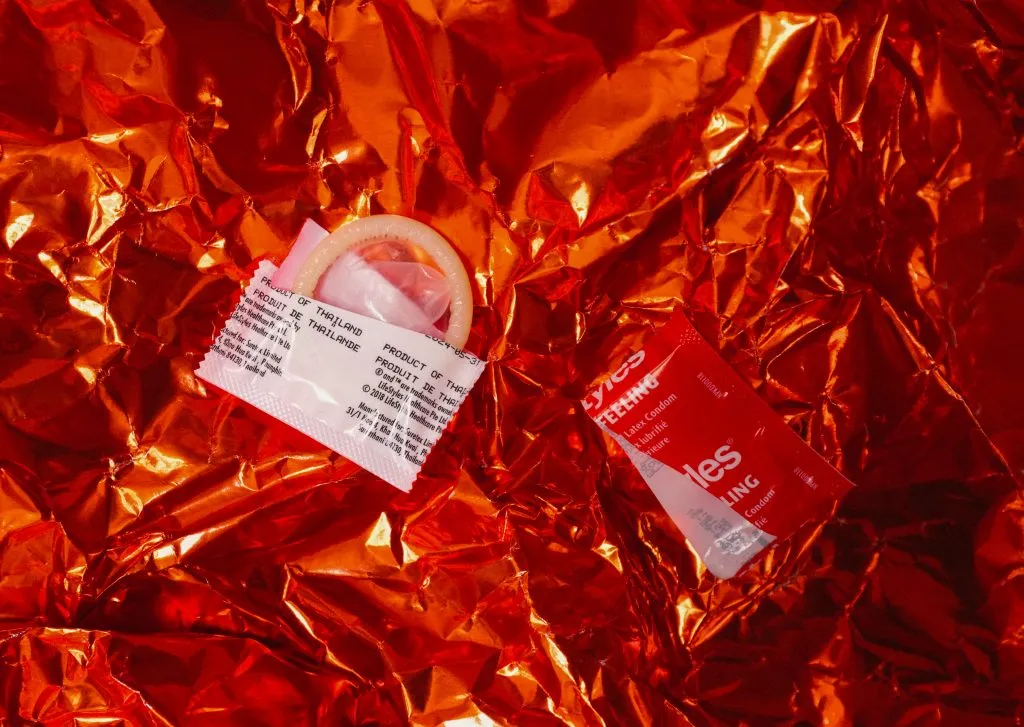 Na hora do encontro com um(a) acompanhante, o preservativo não pode faltar! 