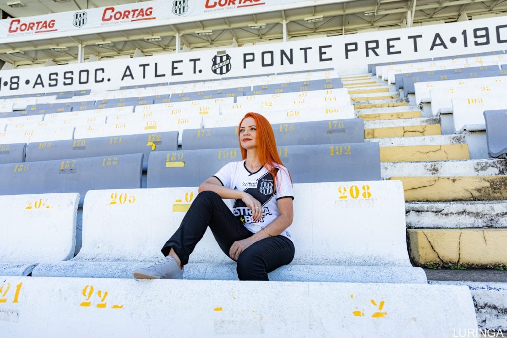 Nina Sag posa na arquibancada da Ponte Preta.