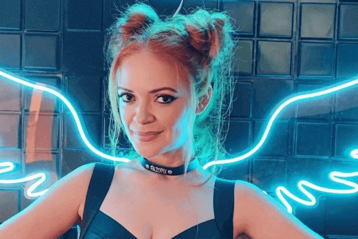 Foto da Nina Sag sua história e de acompanhantes virtuais junto com a Fatal Model.
