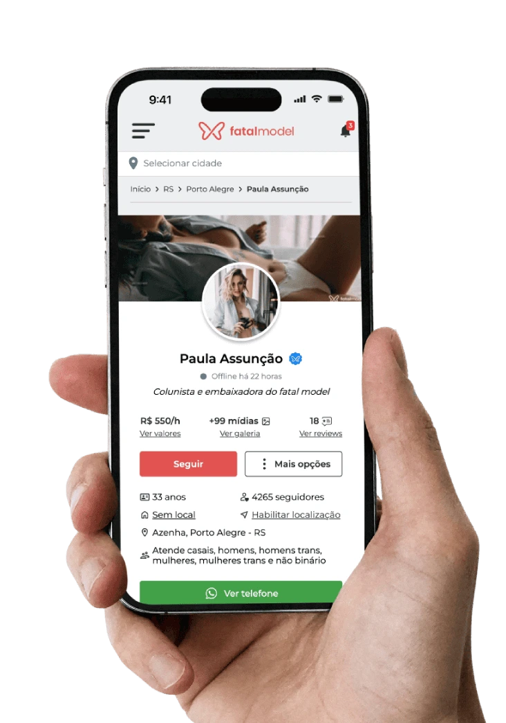 Mão segurando celular com perfil de acompanhante na Fatal Model, mostrando preço e contato.